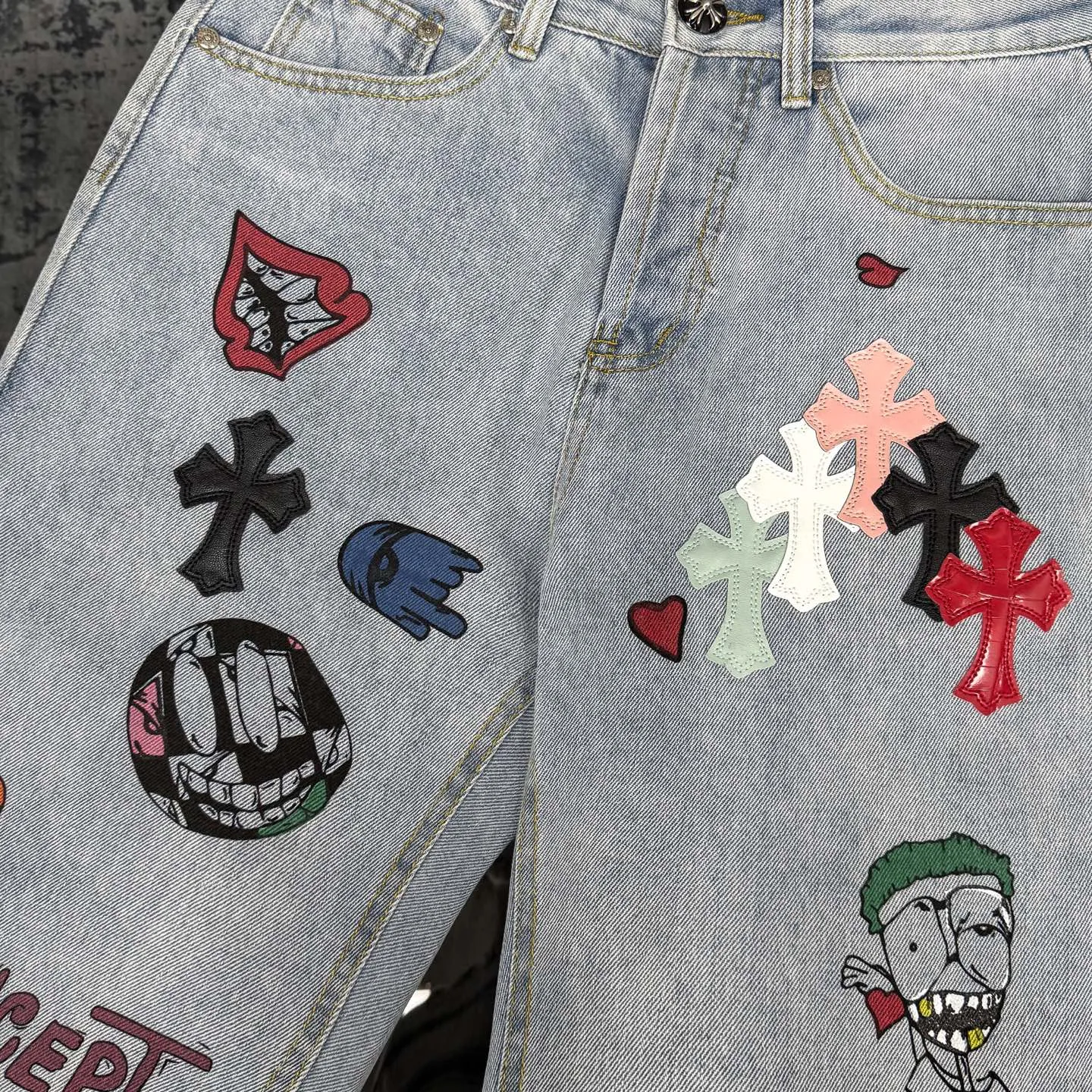 P250 Chrome Hearts | 25TX CH Chrome Hearts joint clown limited edition graffiti crocodile leather jeans. Very rare on the market. The 17 crosses on the entire pair of pants are made of three different materials (crocodile skin, lambskin, horse hair). The materials are all real materials. They are not comparable to ordinary styles. A great item to buy 🔥 Color: light blue Size: 28/30/32/34/36 Waist: 72/77/82/87/92 Sitting: 99/104/109/114/119 Pants length: 100/102/104/106/108